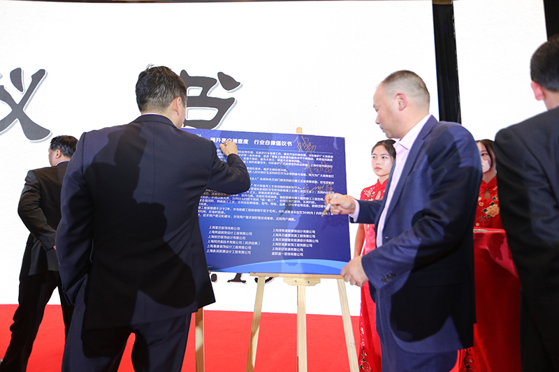 1521351092290206.jpg 上海紅螞蟻裝潢設(shè)計(jì)有限公司總經(jīng)理王大信在倡議書上簽字.jpg