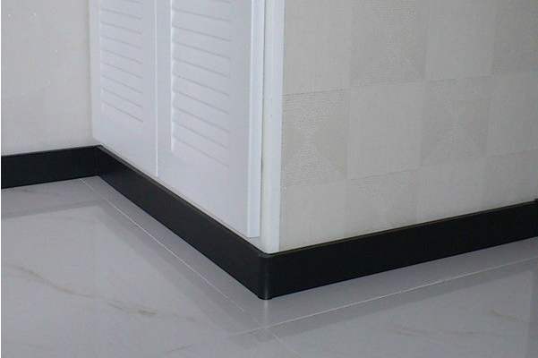 踢腳線既美觀又能保護墻面，今天就來聊聊瓷磚踢腳線的安裝